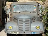 un vieux camion garé à côté d'un immeuble