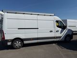 une camionnette blanche garée dans un parking