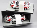 une voiture blanche et rouge dans une boîte avec un rouleau de papier toilette