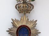 a gold medal with a dragon on top of it