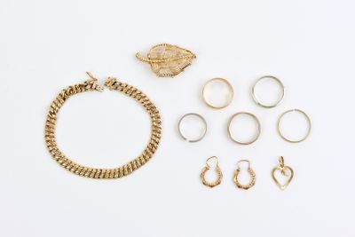 un assortiment de bagues, de bracelets et de bagues sur un fond blanc