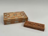 deux petites boîtes en bois posées l'une à côté de l'autre sur une surface blanche