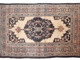 un tapis persan antique avec un motif de médaillon sur fond blanc
