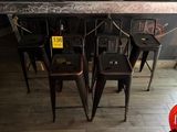 quatre tabourets en métal placés les uns à côté des autres sur le sol