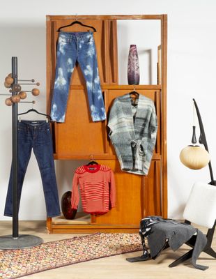 une photo représentant un portant avec des vêtements et une chaise