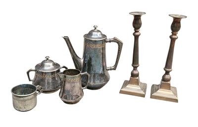 quatre types différents d'argenterie exposés