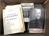 plusieurs livres superposés dans une boîte
