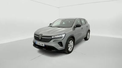 une voiture grise dans une pièce blanche au sol blanc