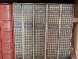 une étagère avec un tas de livres dessus