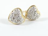 une paire de boucles d'oreilles en or et diamants en forme de cœur sur fond blanc