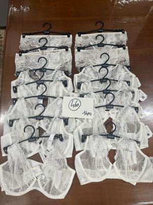 de nombreux ensembles de lingerie blancs exposés sur une table