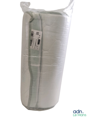 un sac de papier toilette blanc emballé dans du plastique