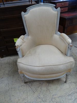une chaise qui se trouve au milieu d'une pièce
