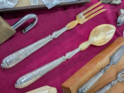 de nombreux types d'argenterie exposés sur une table