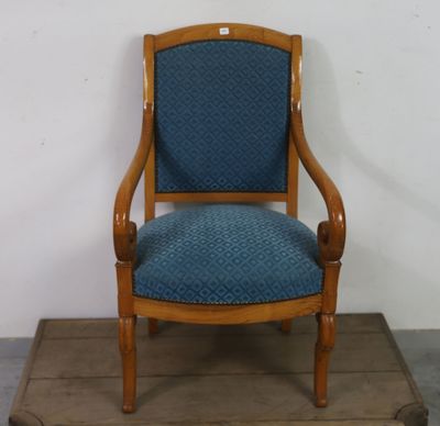 un fauteuil rembourré bleu posé sur une caisse en bois