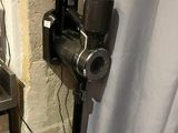 une salle de bains équipée d'un lavabo et de toilettes