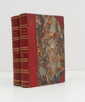 deux livres rouges posés l'un sur l'autre sur une surface blanche
