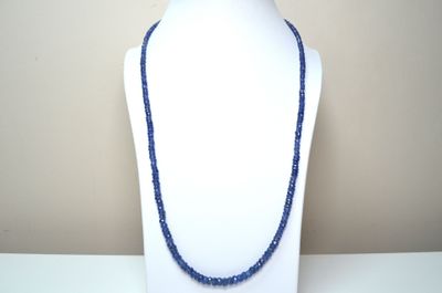 Un collier composé de + de 90 cts env de saphirs facettés, a…