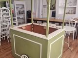 une photo d'un stand de restauration au milieu d'une pièce