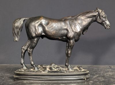 une statue de cheval posée sur une table
