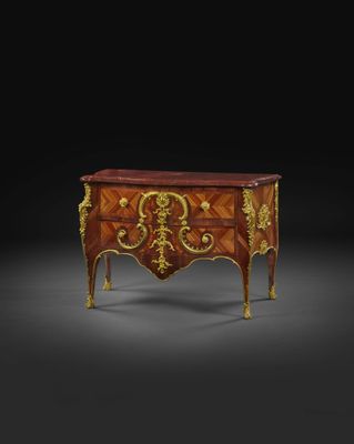 une commode de style Louis II en gilpwood et gilpwood