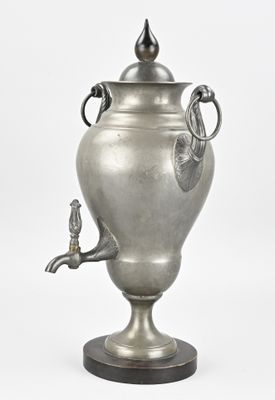 une image représentant un vase en argent surmonté d'un oiseau