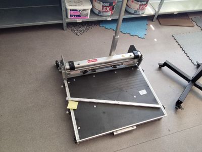 une machine posée sur le sol d'une pièce