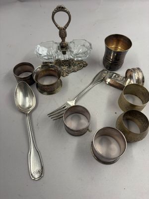beaucoup d'argenterie sur une table avec des cuillères et des fourchettes