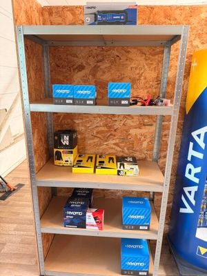 une étagère sur laquelle sont disposés de nombreux articles de toutes sortes