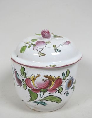 un bol blanc avec un motif floral