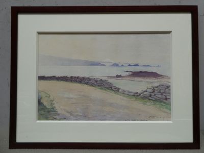 aquarelle encadrée représentant une vue de plage avec un phare au loin