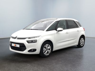 La Citroën blanche est garée dans une grande pièce
