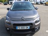 une petite voiture garée dans un parking