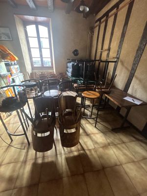 Ensemble mobiliers de restaurant, environ 14 tables, 46 chai…