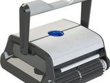 un gros plan d'un robot nettoyeur de piscine sur fond blanc