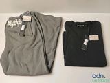 deux paires de t-shirts pour homme avec leurs étiquettes encore attachées