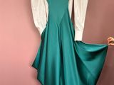 robe verte sur un mannequin mannequin mannequin mannequin mannequin mannequin mannequin mannequin mannequin mannequin mann