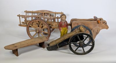 une petite charrette en bois sur laquelle est assis un homme