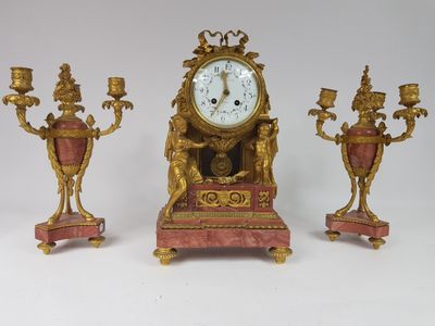 trois types d'horloges exposées sur une table