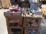 une pile de cartons posée sur une palette dans un entrepôt