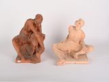 deux statues représentant un homme et une femme assis sur un banc