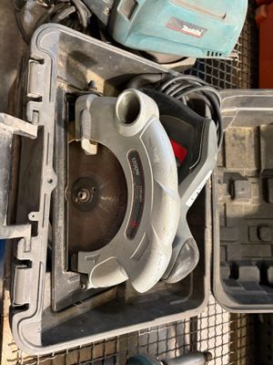 Un lot de deux scies circulaires : une CARREFOUR et une MAKI…