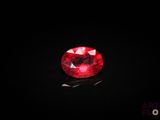 des rubis rouges sur un fond noir
