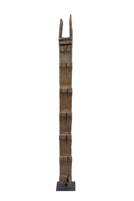 une image représentant une grande sculpture en bois sur fond blanc