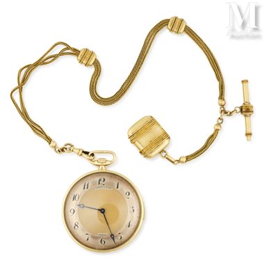 une image représentant une montre de poche en or avec une chaîne, sur fond blanc