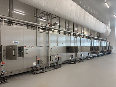une grande pièce où se trouvent tout un tas de machines