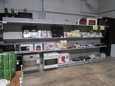 beaucoup d'appareils électroménagers sur les rayons du magasin