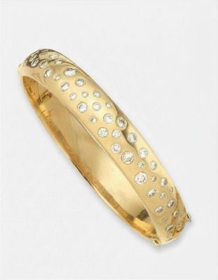 une bague en or jaune avec des diamants sur fond blanc