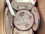 plusieurs assiettes dans une boîte contenant un couteau