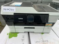 Une imprimanteBROTHER MFC-J672 DDW (démarre).